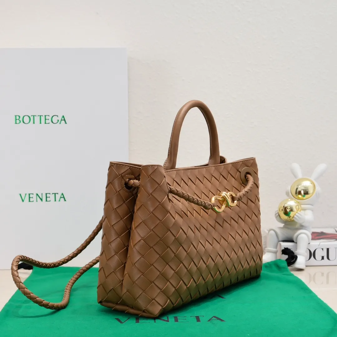 Batch 1960 #Bottega Veneta new horizontal Andiamo handbag, many stars have the same style 🎈 Classic full-body leather weaving with golden rope buckle, stable and chic enough [proud] The whole body is made of Nappa sheep leather, comfortable, soft and dynamic. The sliding metal rope buckle can adjust the shoulder strap, single shoulder / handbag / crossbody, multiple carrying methods, large bag capacity, suitable for commuting / daily / travel This bag is divided into small/medium/large sizes. There is always one that suits you, so take me with you🎀🎀 Size: 29x18x10 Model: 6463#